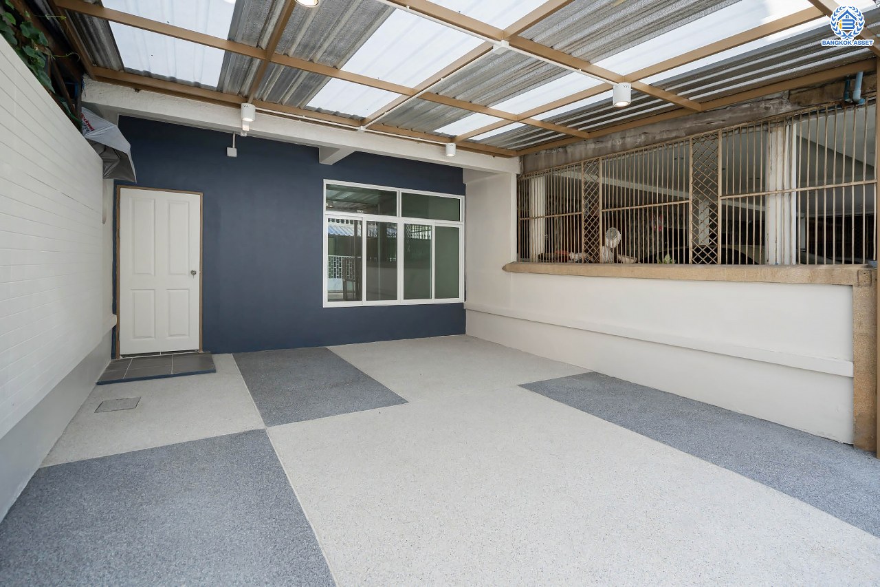 บ้านมือสองตกแต่งใหม่ โครงการ อยู่เจริญ วิภาวดี เนื้อที่ 21.2 ตร.ว. ฟังก์ชัน 2 ห้องนอน 2 ห้องน้ำ จอดรถได้ 2 คัน บนทำเลศักยภาพ หน้าโครงการติดถนนวิภาวดี ใกล้สนามบินดอนเมือง ฟิวเจอร์พาร์ครังสิต, ม.รังสิต จุดขึ้นทางด่วน "ดอนเมือง", โทลเวย์ วิภาวดี-รังสิต และรถไฟฟ้าสายสีแดง "สถานีรังสิต"